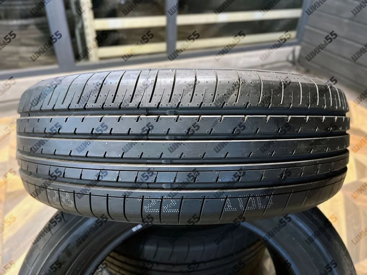 225/60R18 Yokohama BluEarth-XT AE61 (104W)