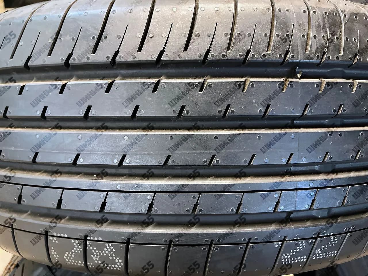 225/60R18 Yokohama BluEarth-XT AE61 (104W)