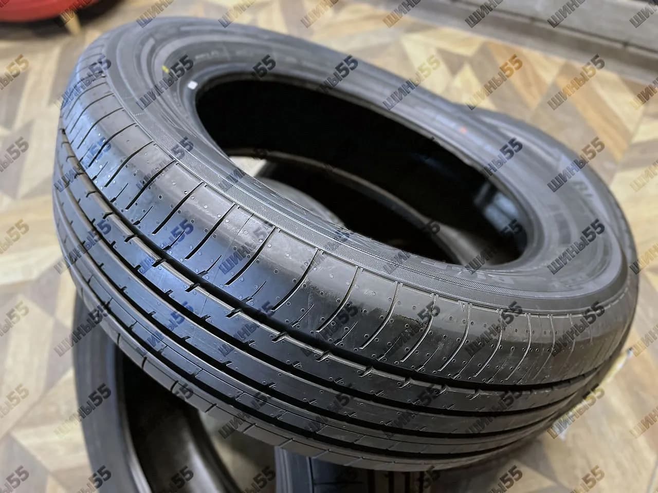 225/60R18 Yokohama BluEarth-XT AE61 (104W)
