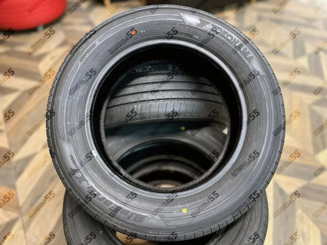 225/60R17 Yokohama BluEarth-XT AE61 (99V)